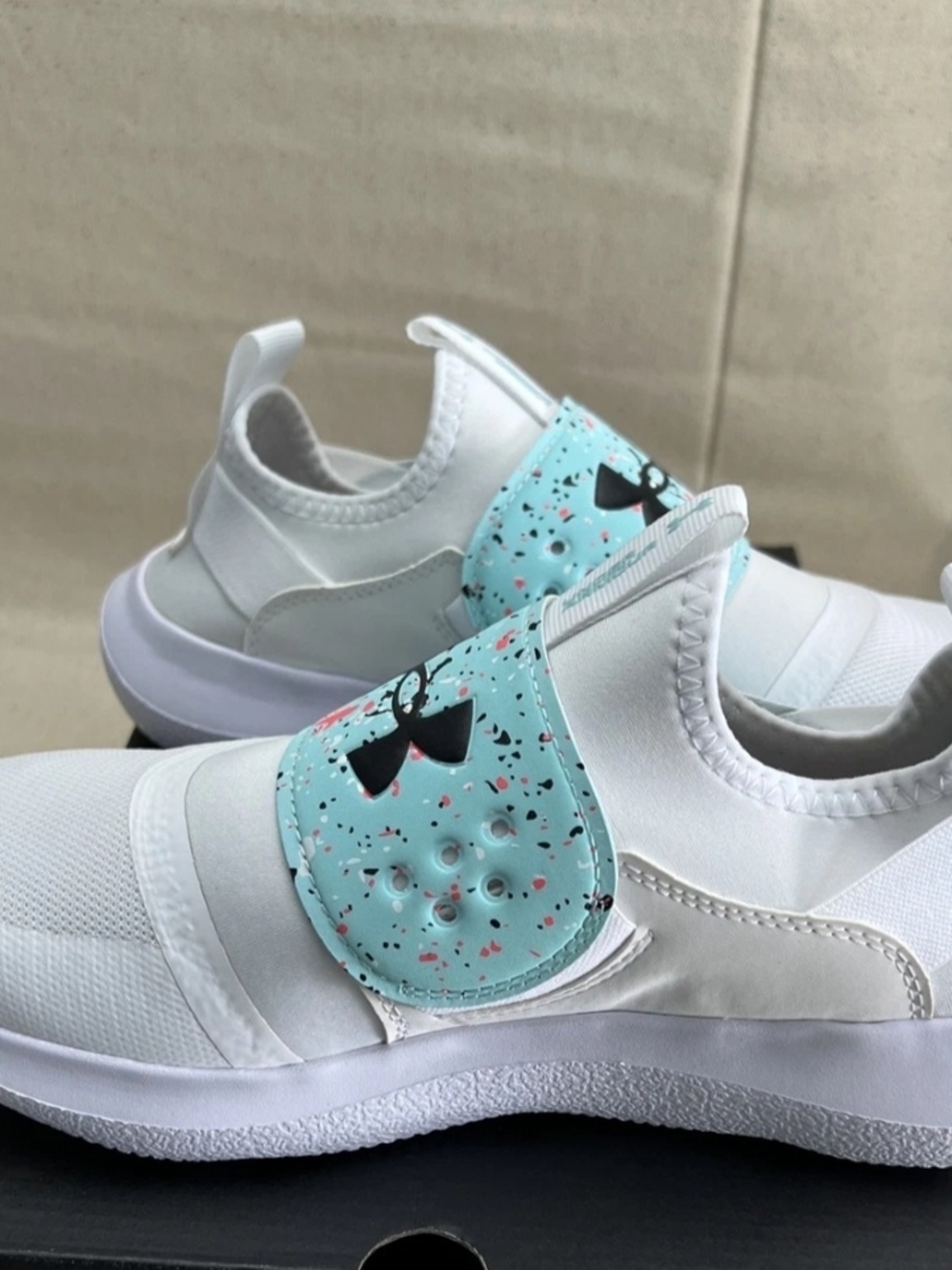NWOB Under Armour Womens Runplay Paint 3025374-100 White Running Shoes Sz 11 - Picture 3 of 8